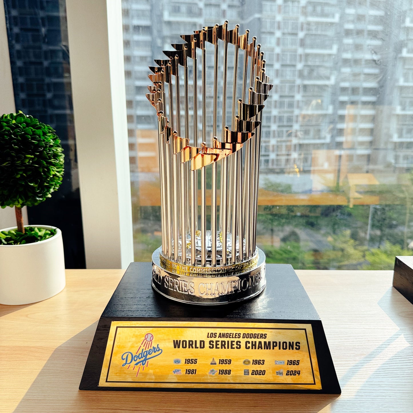 [MLB] Los Angeles Dodgers World Series Commissioner's Trophy 11.8"(30cm) With Wooden Base